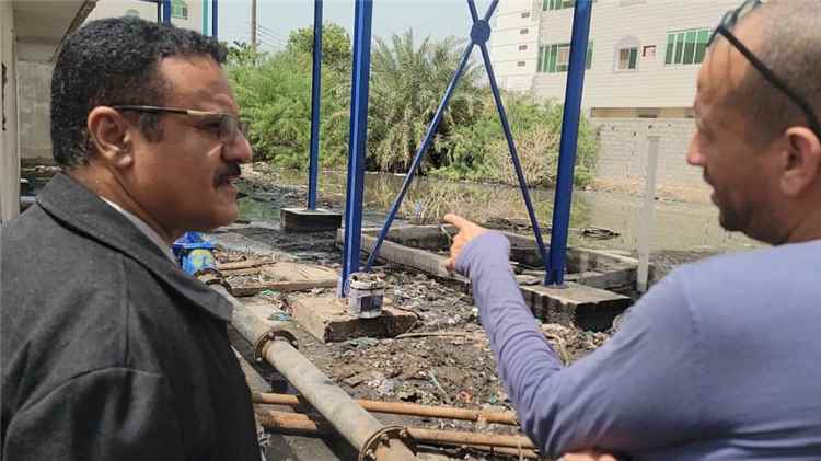 مدير عام البريقة يوجه بمعالجة طفح مياه الصرف الصحي بمدينة الشعب