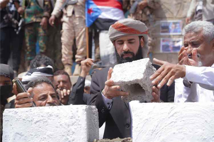محافظ أبين يضع حجر الأساس لمشروع إنشاء وتجهيز مبنى الأحوال المدنية والسجل المدني بسباح