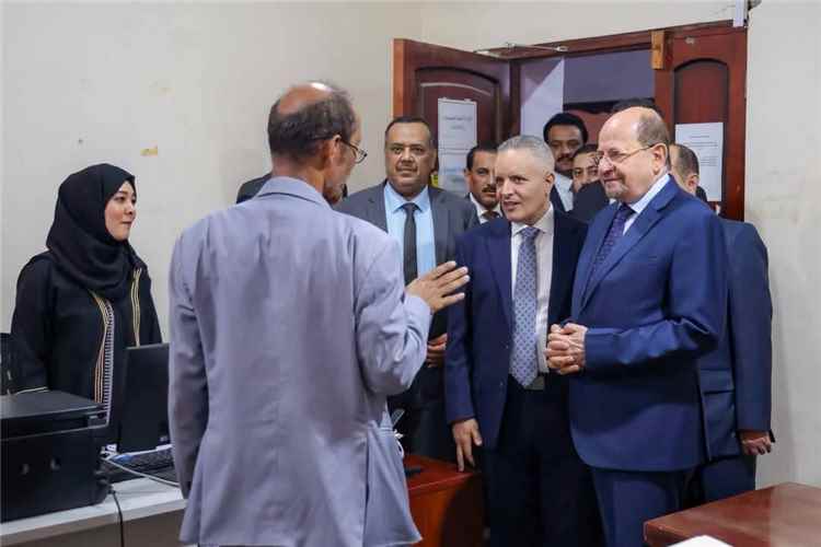 رئيس الوزراء يتفقد سير العمل في وزارة الشؤون الاجتماعية والعمل ويوجه بإعداد سياسة اجتماعية وطنية