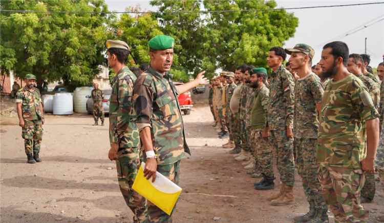 برعاية اللواء الجمالي.. قوات طوق العاصمة عدن تدشن برنامجا تدريبيا لتعزيز قدرات ضباطها وكوادرها