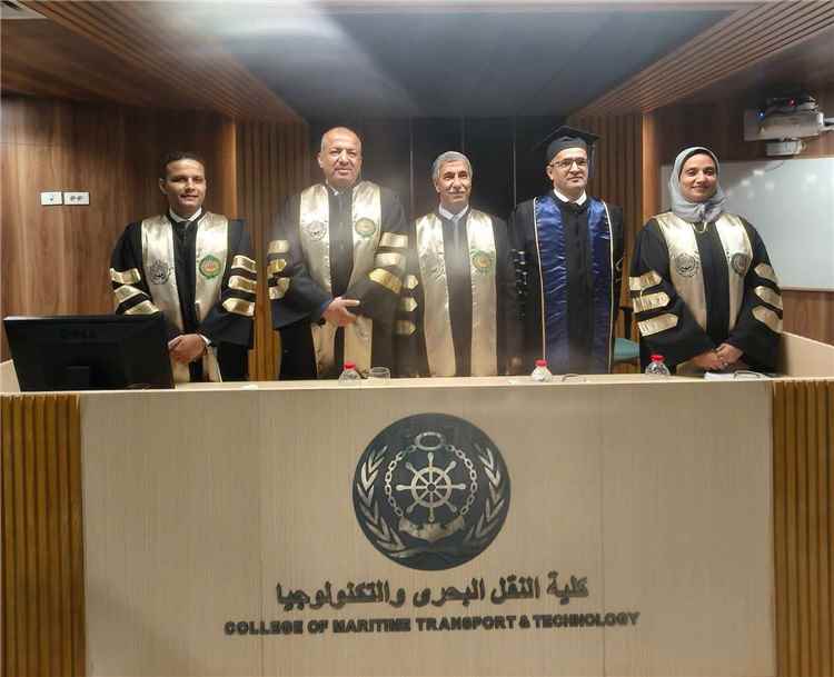 وزير النقل يهنئ رئيس مجلس إدارة ميناء عدن بمناسبة حصوله على الدكتوراه الثانية