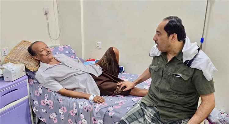 وزير الشباب والرياضة نائف البكري يزور المناضل اللواء ناصر النوبة للاطمئنان على صحته
