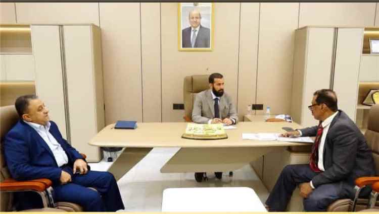 محافظ أبين يشدد على تحصيل موارد الدولة وفق النظام والقانون خلال مناقشة تقرير الإيرادات للنصف الأول من عام 2026م