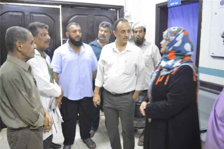 مديرصحة عدن يدشن مخيم طبي مجاني للعيون في التواهي ويتفقد مجمع الفتح الصحي بالمديرية