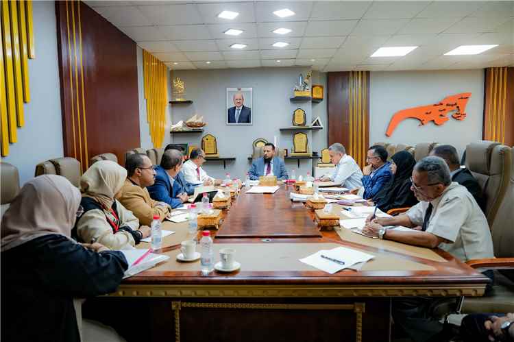 محافظ العاصمة عدن يناقش أوضاع المنطقة الحرة وسبل الحفاظ على أراضيها