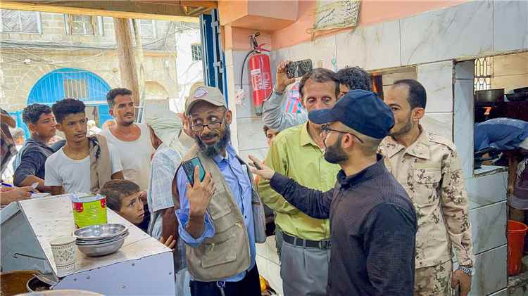 بن جرادي ينفذ نزولاً ميدانياً إلى أسواق مديرية صيرة لضبط اشتراطات السلامة والرقابة الصحية