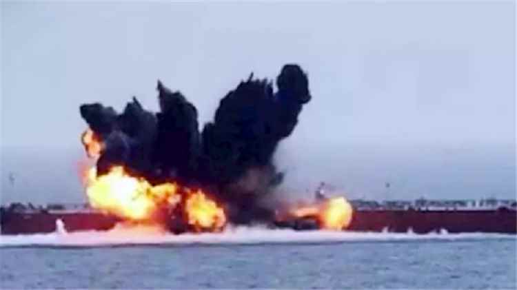 الإرياني يكشف حمولة السفينة الهندية الغارقة: كانت تحمل مواد غذائية لليمنيين لا أسلحة