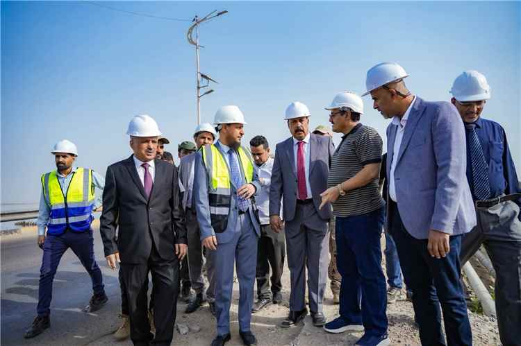 شيخ و العقربي  يدشنان مشروع صيانة وترميم جسر البريقة القديم ويطلعان على سير العمل في كورنيش كود النمر