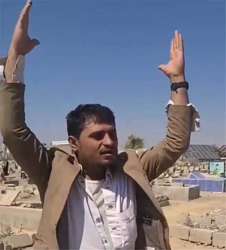الجوع يطارد حتى الموالين للحوثي.. قيادي يكشف مأساة أسرته ويتهم قيادات الجماعة بنهب مستحقاته