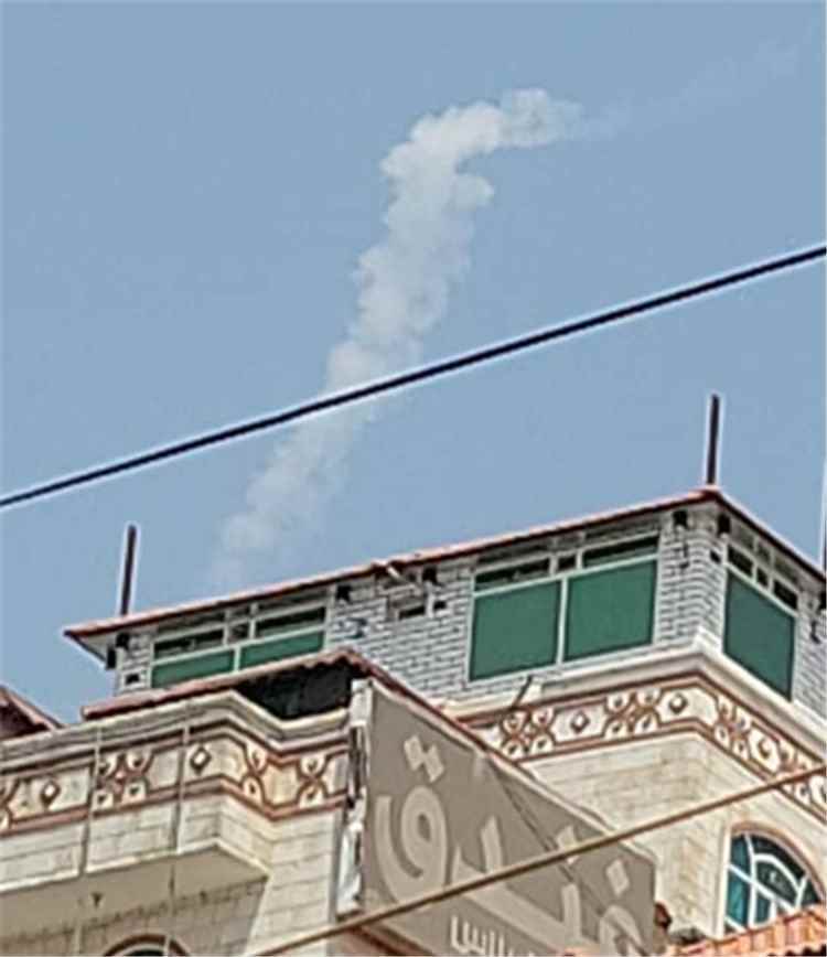 حالة هلع في صنعاء بعد إطلاق صاروخ باليستي حوثي مجهول الوجهة
