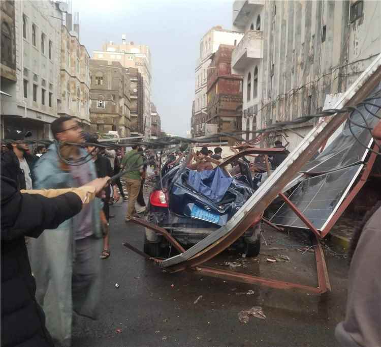 حادثة مؤلمة في صنعاء: سقوط منظومة طاقة شمسية يخلف إصابات حرجة وأضراراً مادية واسعة