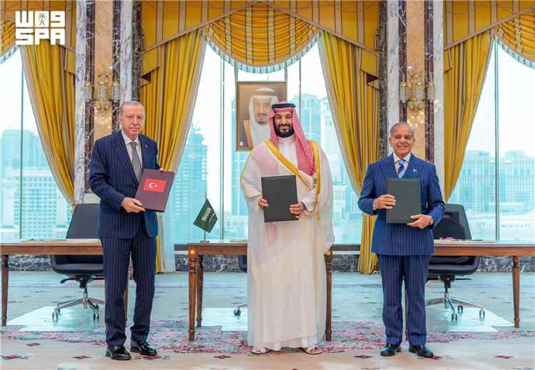 المشاط يهدد الدول المشاركة للسعودية ويوصفها بـ"المعدية" على وقع استمرار الهجمات بالبحر الأحمر