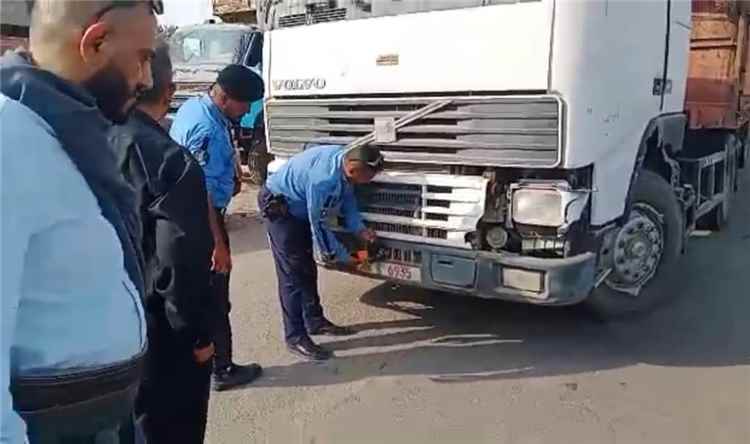 شرطة السير تنفذ حملة ميدانية لتنظيم حركة شاحنات النقل الثقيل في جولة كالتكس