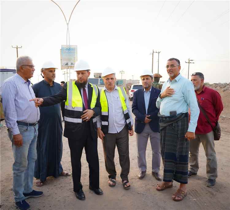 المحافظ شيخ يدشن أعمال تأهيل وسفلتة طريق تقاطع البريقة – بئر أحمد – الحرم الجامعي