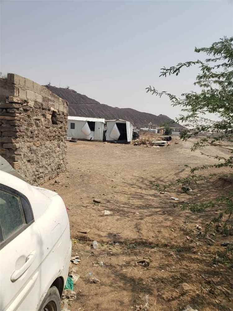 مليشيا الحوثي تجدد استهداف المناطق السكنية ومخيمات النازحين في مأرب