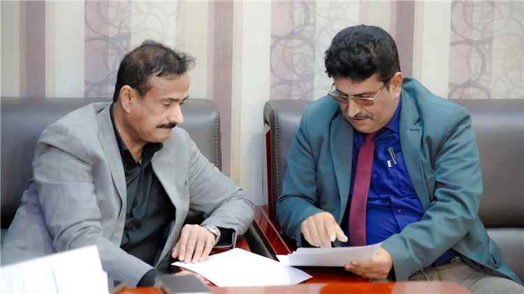 المحافظ بن الوزير يطلع على أوضاع مديرية الروضة ويوجه باستكمال كهرباء سلمون ومعالجة عدد من الاحتياجات الخدمية