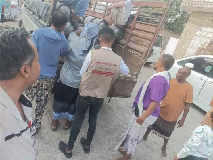 صناعة المنصورة بعدن تحرر محاضر مخالفات لأسطوانات الأكسجين والمخابز ومعمل ملح وتشرف على توزيع الغاز