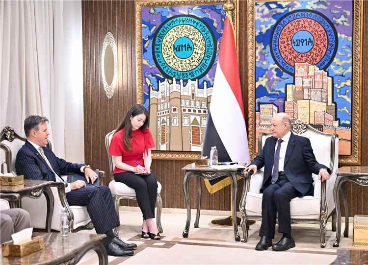 رئيس مجلس القيادة: استهداف ميناء المخا يكشف حرب المليشيات الممنهجة على مقدرات الشعب اليمني وشرايين حياته