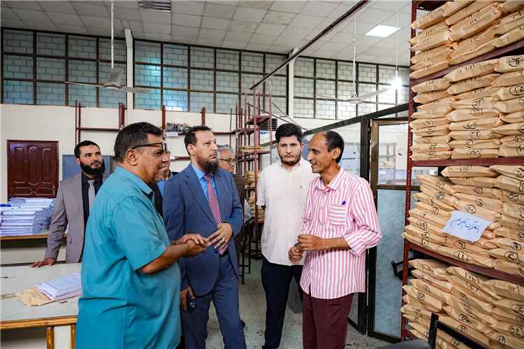 المحافظ شيخ يدعم المعلمين بأكثر من ثلاثة مليارات ريال يمني في سبعة أشهر ويوجه بصرف حافز ثلاثة أشهر للمتعاقدين في الإجازة