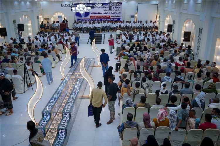 أبين تزف (214) عريسًا وعروسًا من ذوي الاحتياجات الخاصة والأشد فقرًا في عرس جماعي يجسد التكافل وصناعة الأمل
