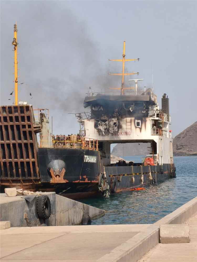 شهيدان و4 جرحى من بحرية المقاومة في عملية إجلاء سفينة تجارية تعرضت للقصف في باب المندب