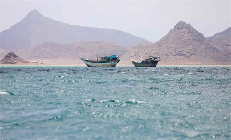عاجل: مقتل 3 من طاقم سفينة تجارية بهجوم في باب المندب