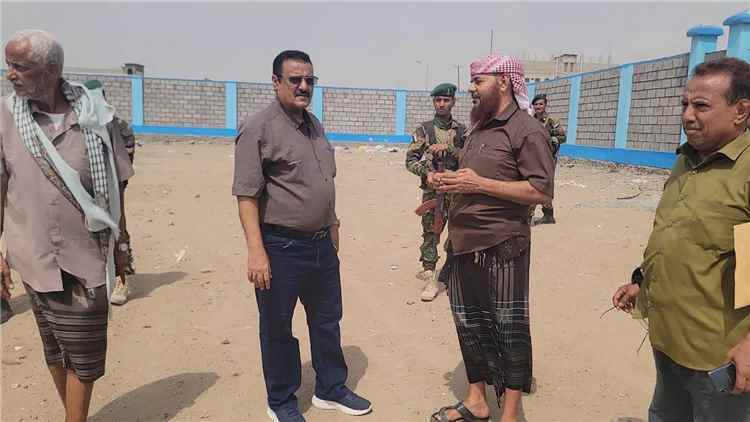 مدير عام البريقة يوجه بإنشاء حديقة عامة في منطقة بئر أحمد
