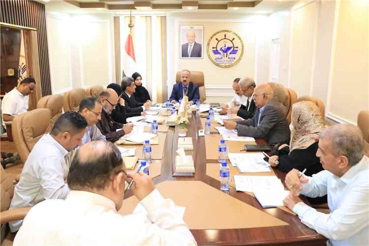 وزير النقل يناقش مع فريق الأمانة العامة لمجلس الوزراء مستوى تنفيذ خطط الوزارة ومشاريعها