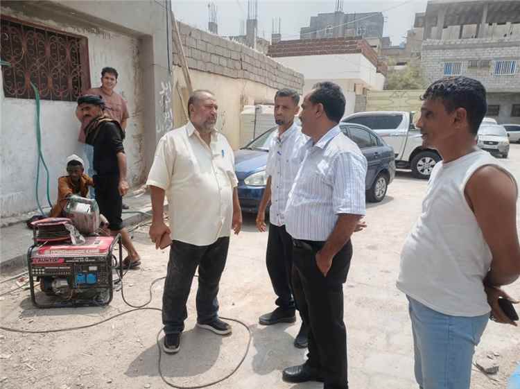 مدير عام خورمكسر يطلع على أعمال استبدال خط الصرف الصحي في حي القاعدة الإدارية