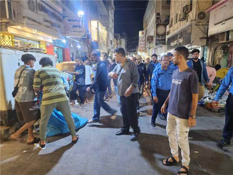 تواصل أعمال حملة تنظيم و رفع المعوقات في شوارع مديرية صيرة بعدن