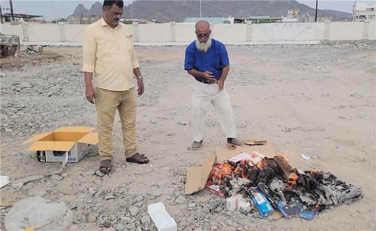 مدير عام البريقة يوجه بإتلاف كمية من السجائر المهربة