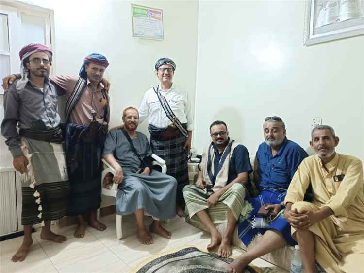 قيادة مجلس المستقبل الجنوبي بالعاصمة عدن تزور عميد الأسرى الشيخ أحمد عمر العبادي المرقشي