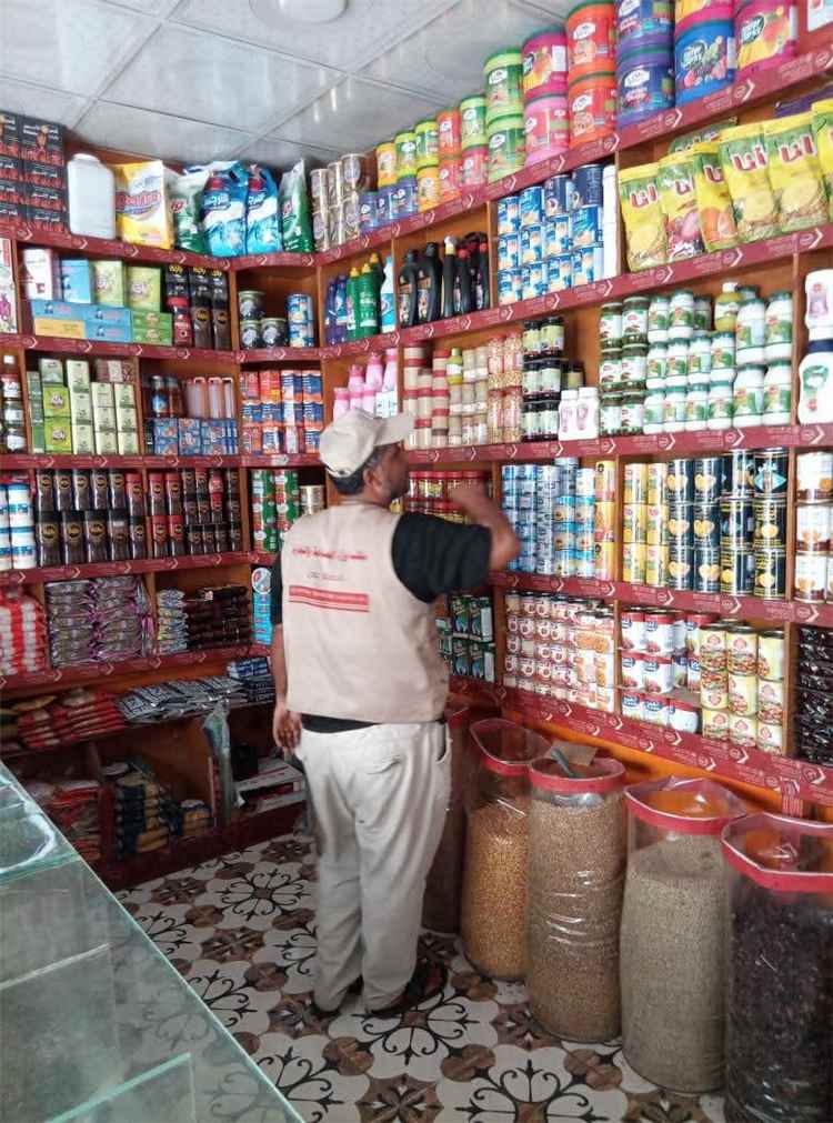 مكتب الصناعة والتجارة يواصل حملاته الرقابية لضبط الأسعار في أسواق التواهي