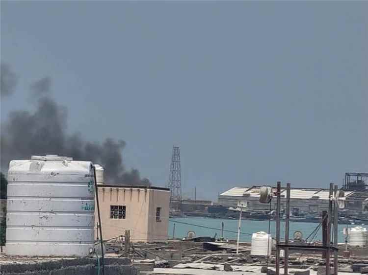 مدير ميناء المخا: القصف الحوثي أسفر عن مقتل 7 أشخاص وخسائر بـ16 مليون دولار وتوقف الملاحة