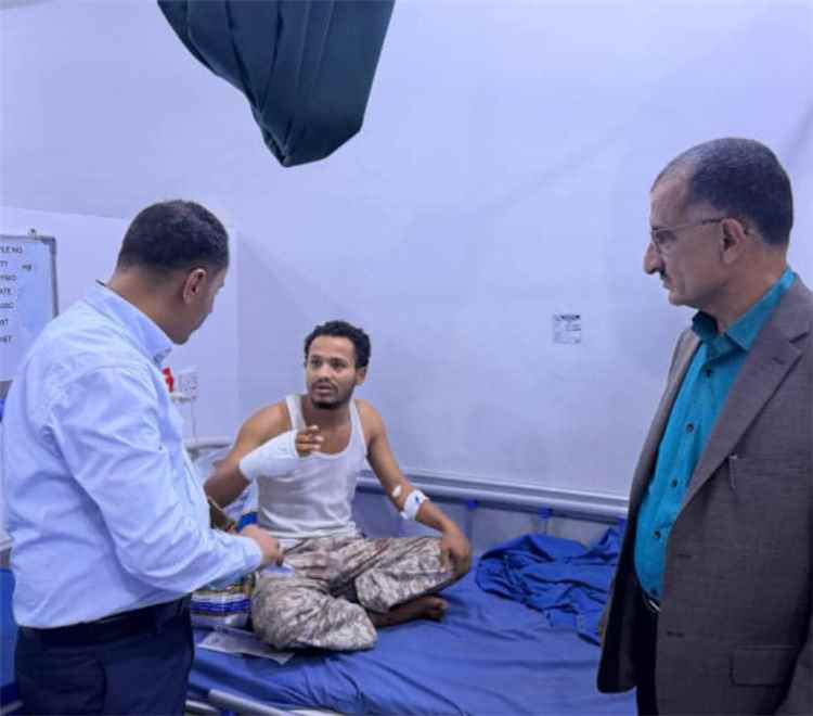 وكيل محافظة لحج يتفقَّد جرحى اللواء الرابع حزم
