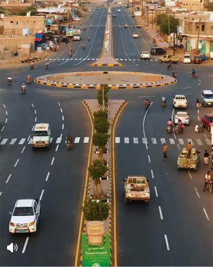 قصف حوثي جديد يستهدف مدينة المخا بالصواريخ والطائرات المسيّرة