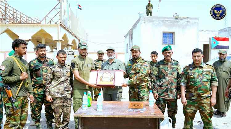 اللواء الجمالي يكرم قيادة وأفراد نقطة العلم ويتفقد عدد من النقاط الأمنية شرقي العاصمة عدن