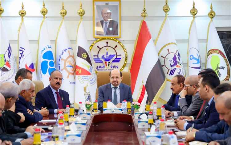 رئيس الوزراء يزور وزارة النقل ويوجه برفع مستوى الجاهزية للتعامل مع أي طارئ