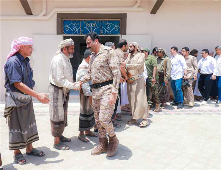 قيادة دفاع شبوة تتفقد مستشفى عسيلان وتسلمه سيارة إسعاف وأدوية بدعم سعودي