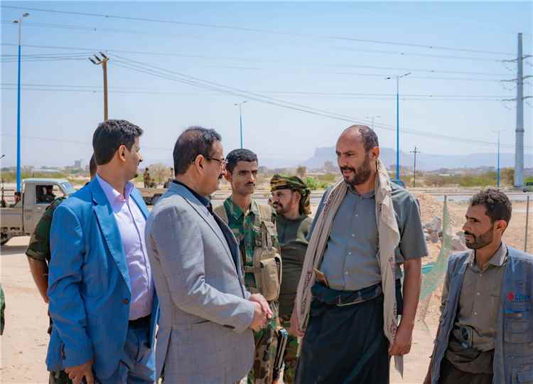 المحافظ بن الوزير يشيد بمستوى الإنجاز في الأعمال الإنشائية لمبنى مؤسسة كهرباء شبوة