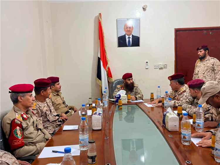 قائد المنطقة العسكرية الرابعة يجتمع بقيادة محور تعز ويؤكد توحيد الجهود وتعزيز الجاهزية في مختلف الجبهات