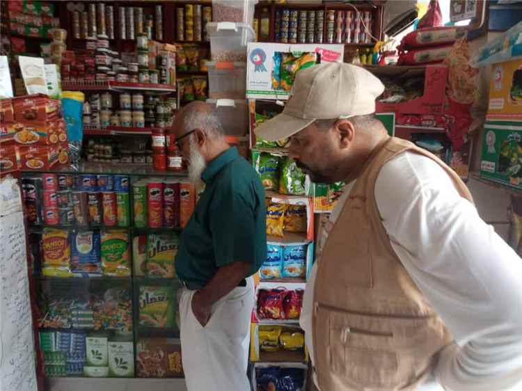حملة رقابية واسعة في البريقة لضبط الأسعار والتأكد من صلاحية السلع