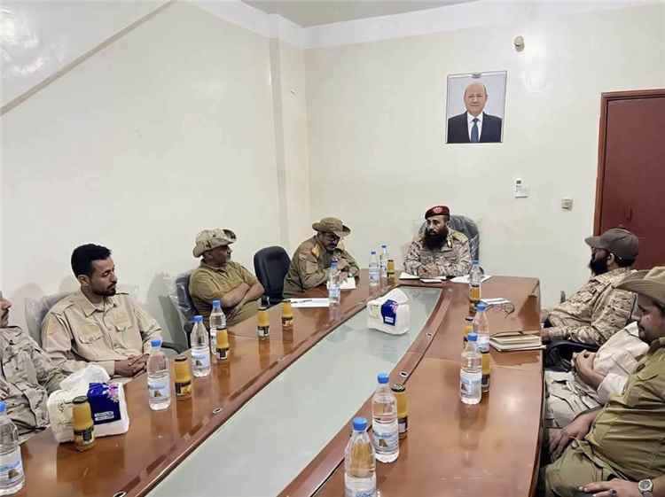 قائد المنطقة العسكرية الرابعة يوجّه بإعادة تموضع القوات ورفع الجاهزية في محور العند