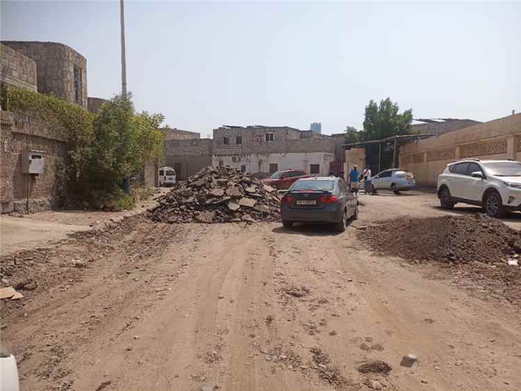 مدير عام خورمكسر يطلع على بدء أعمال صيانة وإعادة تأهيل شوارع حي السفارات
