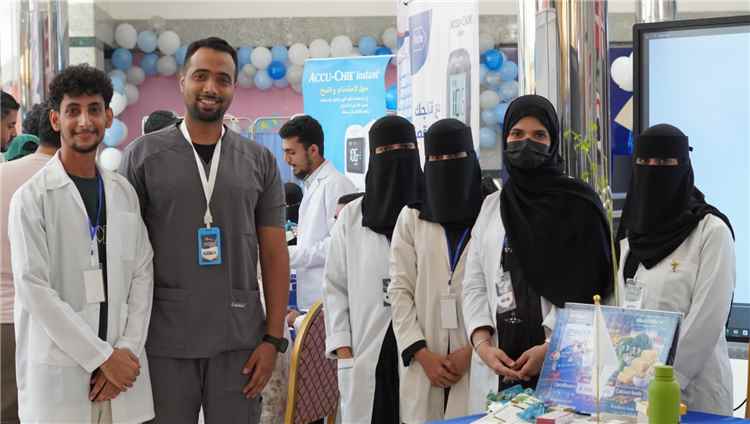 بعيادات مجانية.. جامعة الريادة تدشن جناحها في مهرجان "العودة للمدارس" بعدن