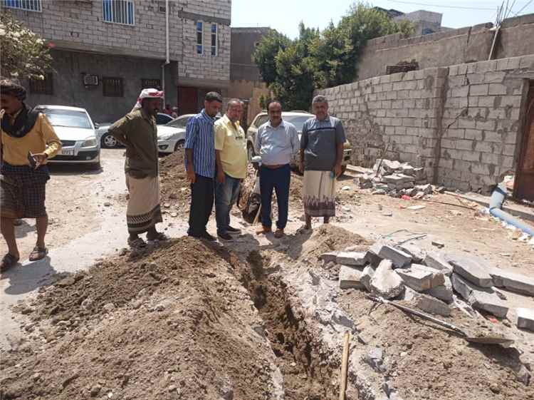 مدير عام خورمكسر يتابع استبدال خط الصرف الصحي في حي القاعدة الإدارية