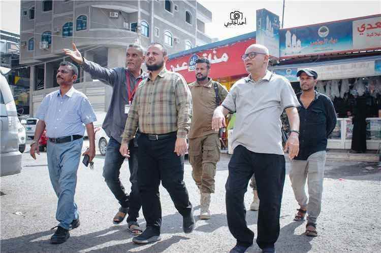 اليزيدي ينفذ جولة ميدانية لإزالة العوائق والإشغالات في حي ريمي / الحجاز