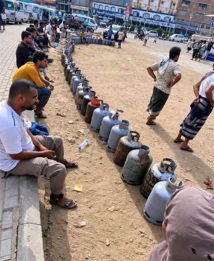 توزيع 7200 أسطوانة غاز منزلي على مديريات العاصمة عدن اليوم السبت