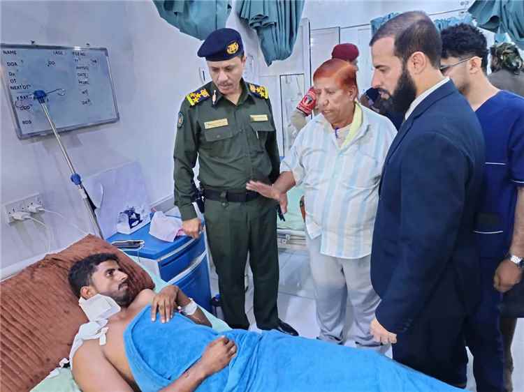 محافظ أبين يزور أفراد الأمن الوطني المصابين في الحادث الإجرامي في الوضيع