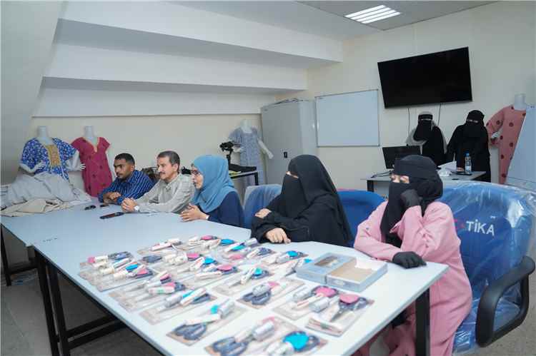 مركز رؤى يدشن دورة تدريبية حول تصنيع الأكياس الصديقة للبيئة لحماية فاقسات السلاحف البحرية